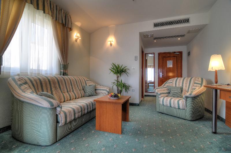 اتاق اجرایی, J7 Angkor