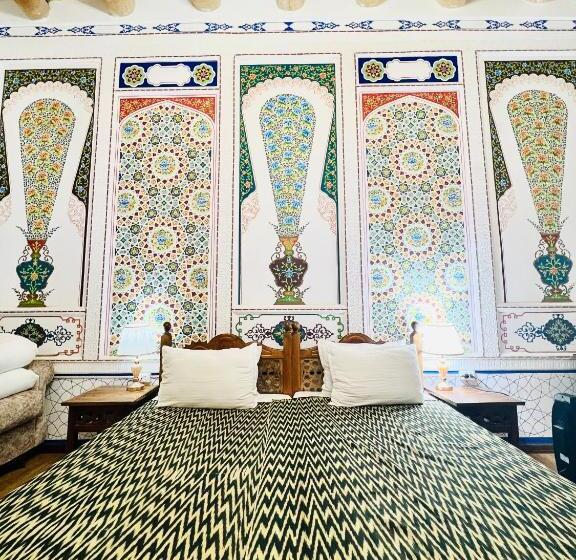 جناح جونيور, Komil Bukhara Boutique