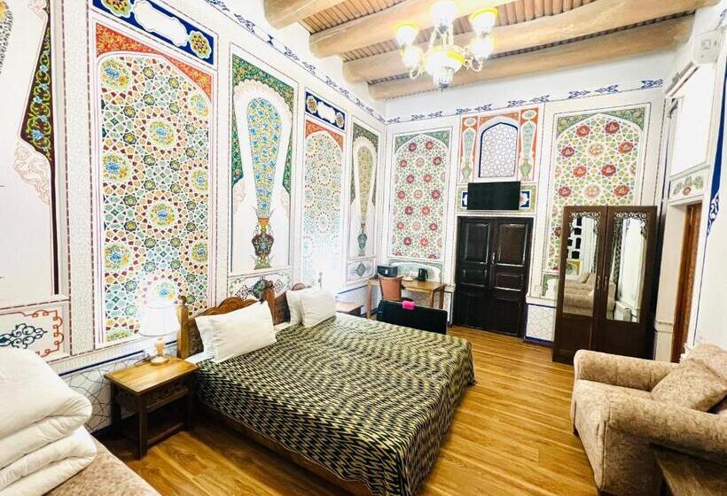 جناح جونيور, Komil Bukhara Boutique