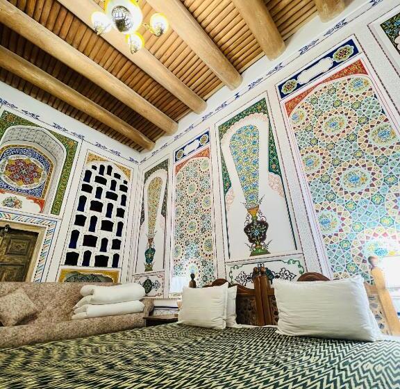 جناح جونيور, Komil Bukhara Boutique