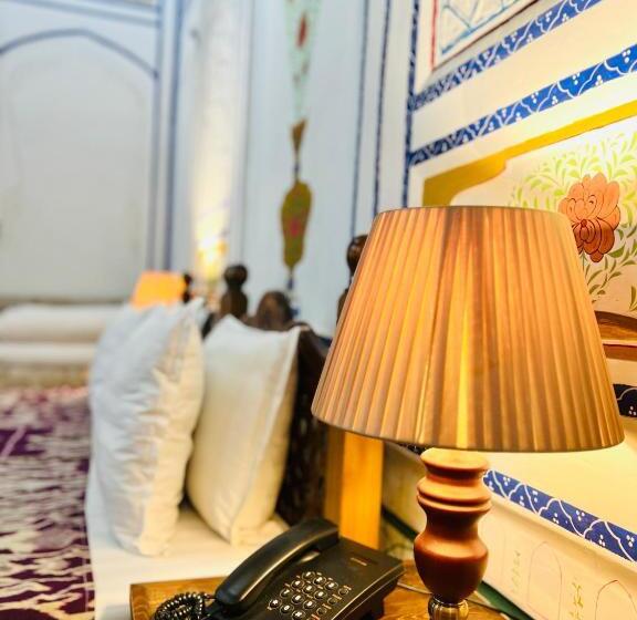 주니어 스위트, Komil Bukhara Boutique