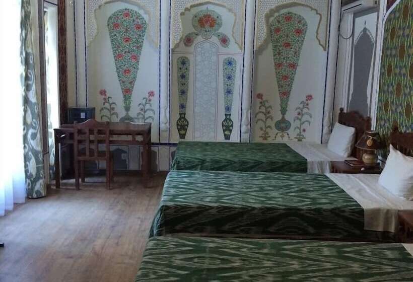 غرفة قياسية ثلاثية, Komil Bukhara Boutique