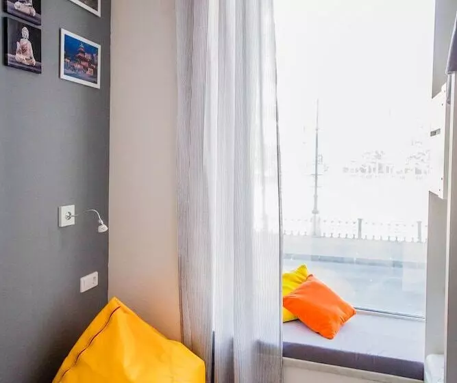 ルームシェアのワンベッド, Geography Hostel