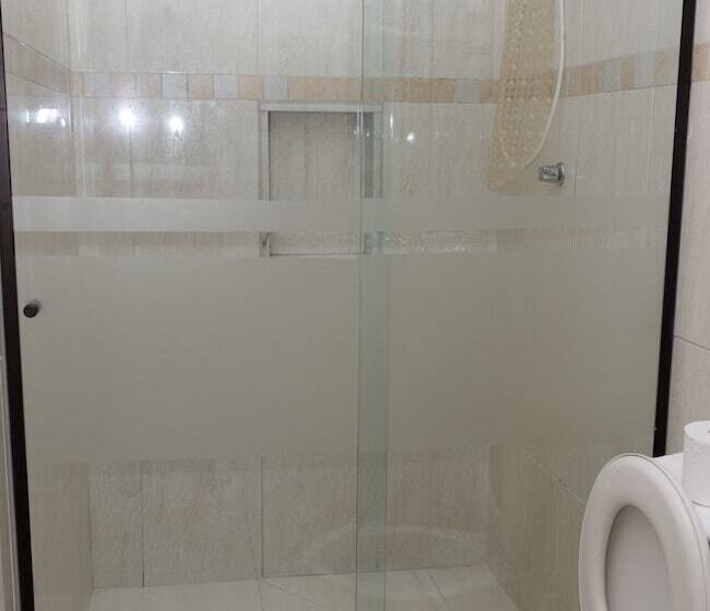 이그제큐티브 룸, Lemes