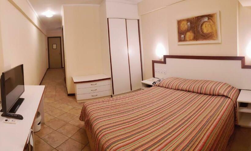 חדר דלוקס לשלושה, Lord Plaza