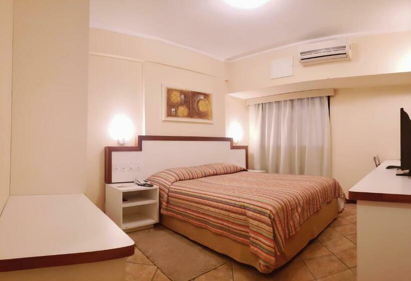 חדר דלוקס לשלושה, Lord Plaza