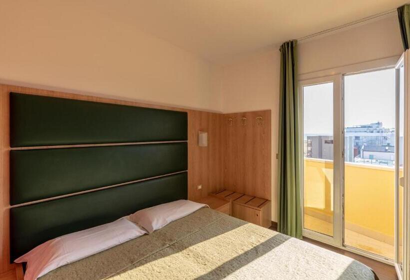 اتاق استاندارد چهارنفره با چشمانداز جانبی دریا, Mondial