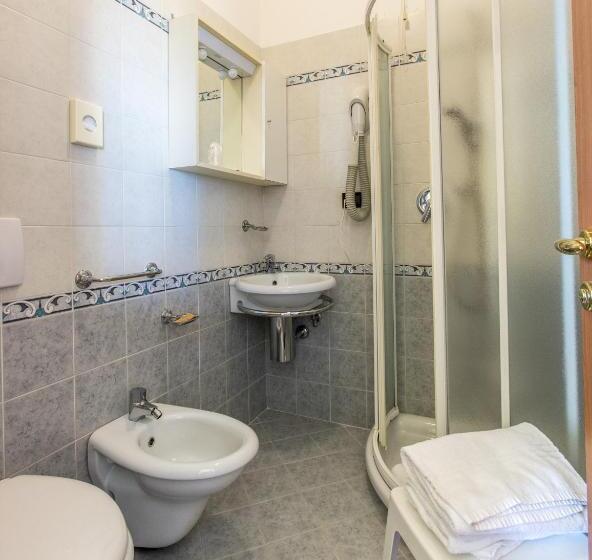 اتاق استاندارد با چشمانداز دریا, Mondial