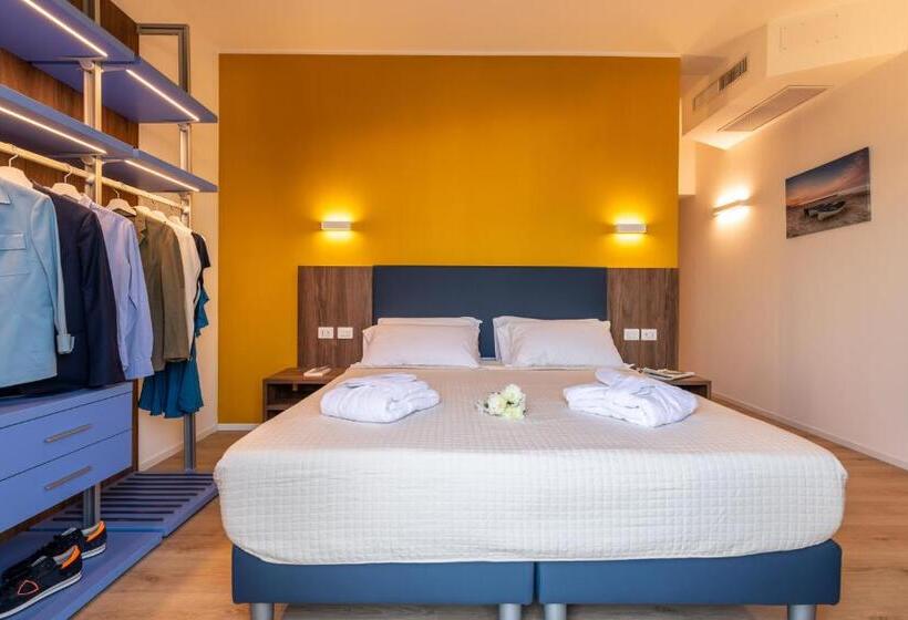 سوییت جونیور با چشمانداز دریا, Mondial