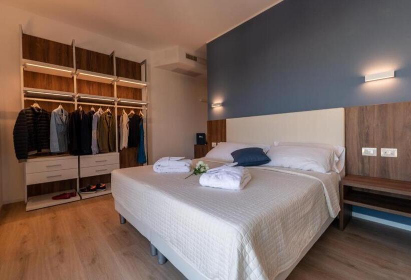 سوییت جونیور با چشمانداز دریا, Mondial