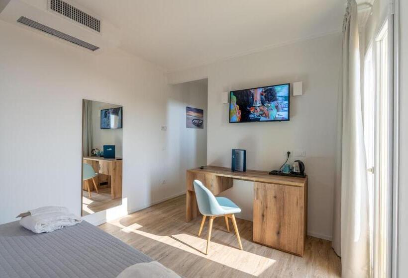 سوییت جونیور با چشمانداز دریا, Mondial