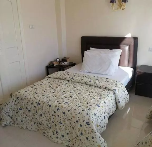 اتاق استاندارد سه تخته با سرویس بهداشتی مشترک, Zaman Ya Zaman Boutique