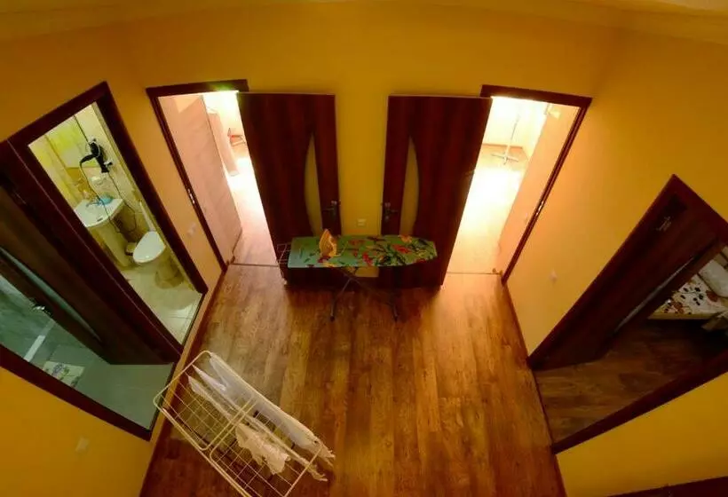 تختخواب در اتاق مشترک, Your Hostel