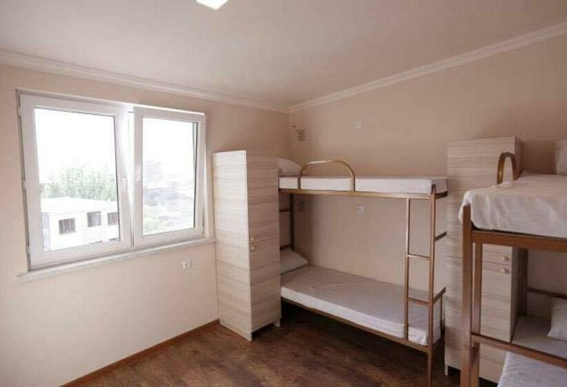 공동 객실, Your Hostel