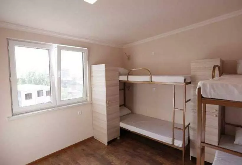 تختخواب در اتاق مشترک, Your Hostel
