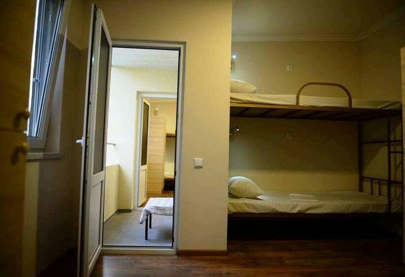 공동 객실, Your Hostel