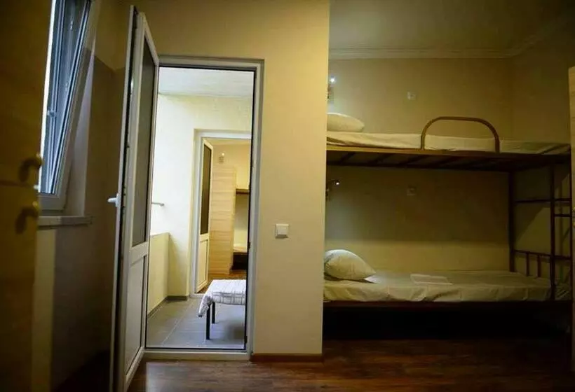تختخواب در اتاق مشترک, Your Hostel