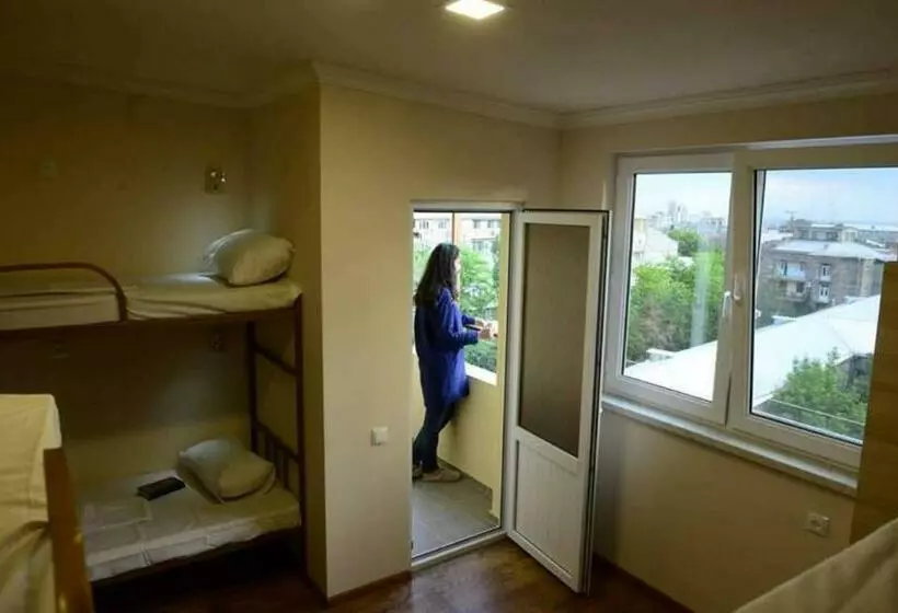 تختخواب در اتاق مشترک, Your Hostel