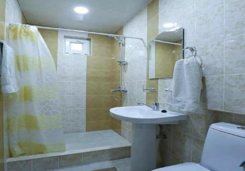 اتاق استاندارد با سرویس بهداشتی مشترک, Your Hostel