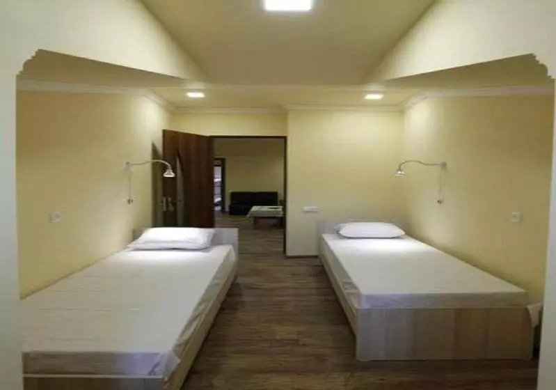 اتاق استاندارد با سرویس بهداشتی مشترک, Your Hostel