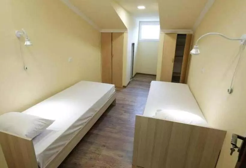 اتاق استاندارد با سرویس بهداشتی مشترک, Your Hostel