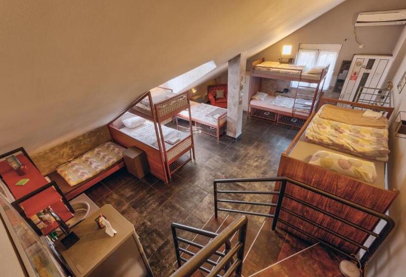 تختخواب در اتاق مشترک, Q Podgorica Beds,rooms And More