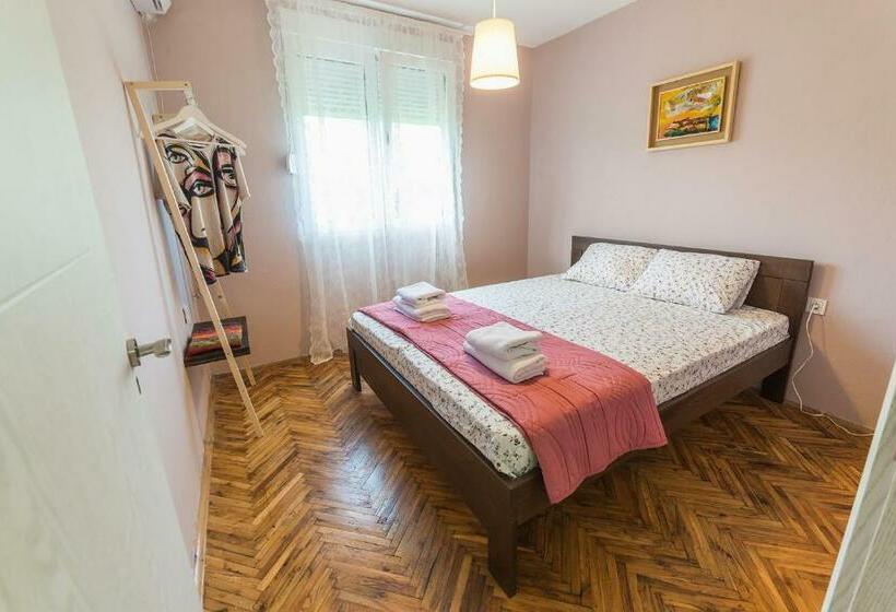 اتاق استاندارد با سرویس بهداشتی مشترک, Q Podgorica Beds,rooms And More
