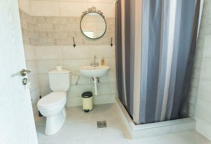 اتاق استاندارد با سرویس بهداشتی مشترک, Q Podgorica Beds,rooms And More