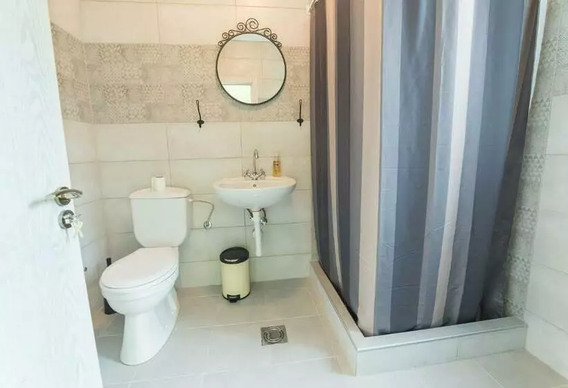 اتاق استاندارد با سرویس بهداشتی مشترک, Q Podgorica Beds,rooms And More