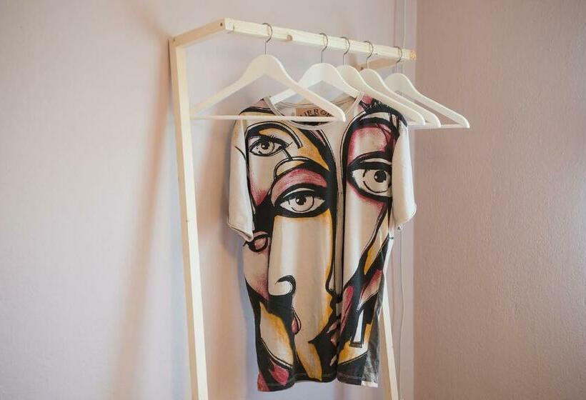 اتاق استاندارد با سرویس بهداشتی مشترک, Q Podgorica Beds,rooms And More