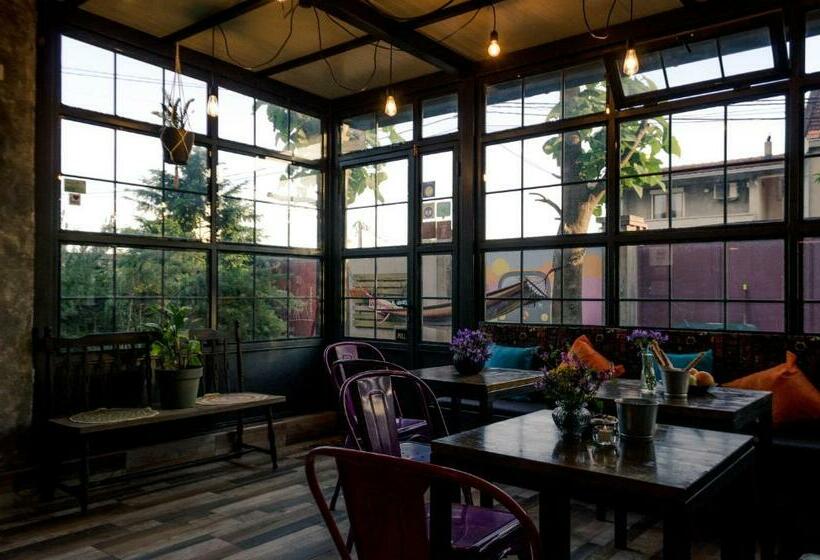 تختخواب در اتاق مشترک, Q Podgorica Beds,rooms And More