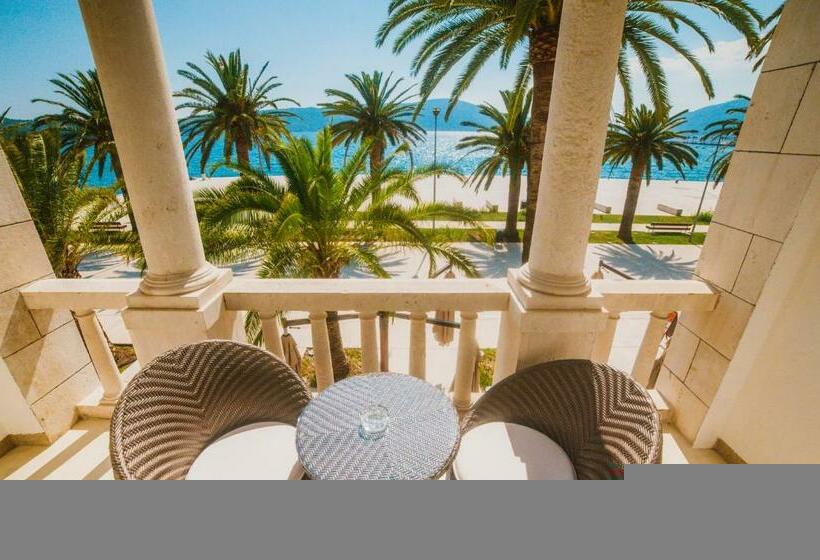 سوییت با چشمانداز دریا, Astoria