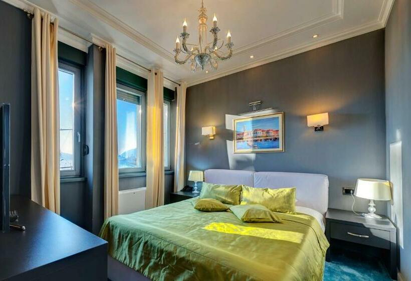 سوییت با چشمانداز دریا, Astoria