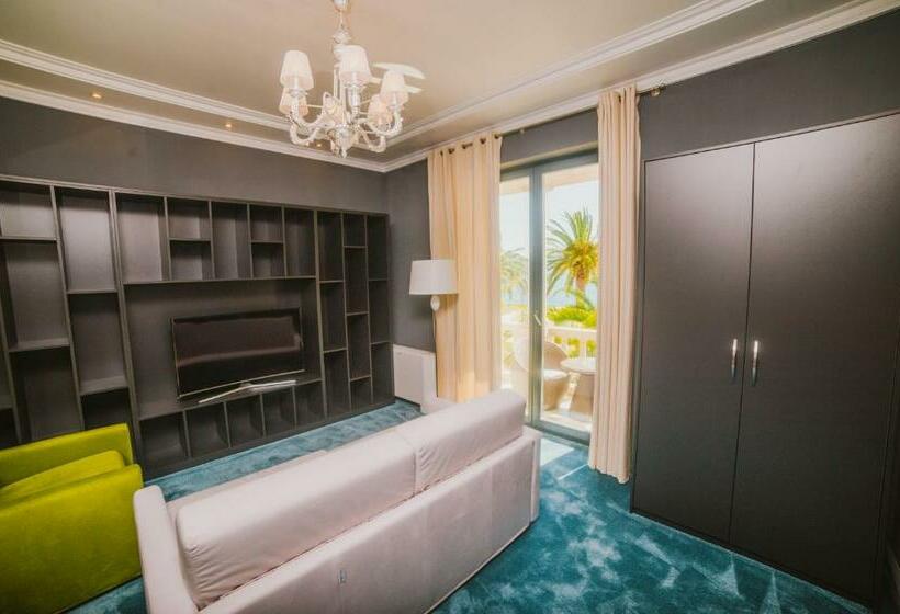 سوییت با چشمانداز دریا, Astoria