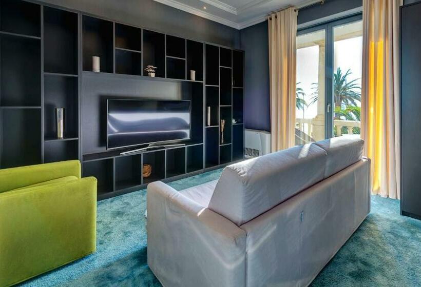 سوییت با چشمانداز دریا, Astoria