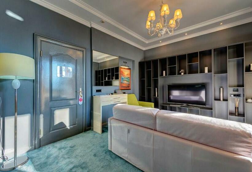 سوییت با چشمانداز دریا, Astoria