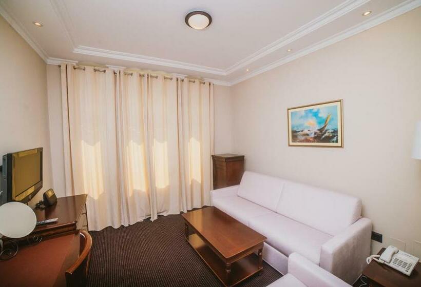 سوییت سوپریور, Astoria