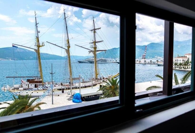 سوییت جونیور با چشمانداز دریا, Astoria