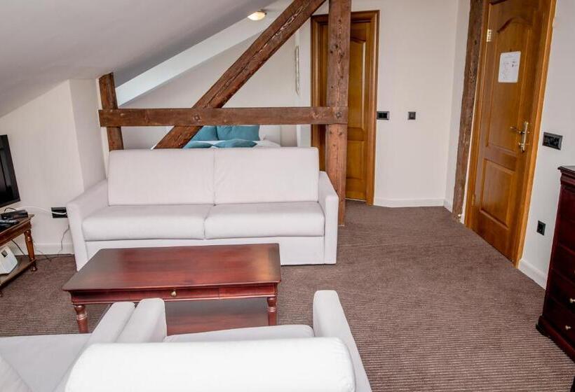 سوییت جونیور با چشمانداز دریا, Astoria