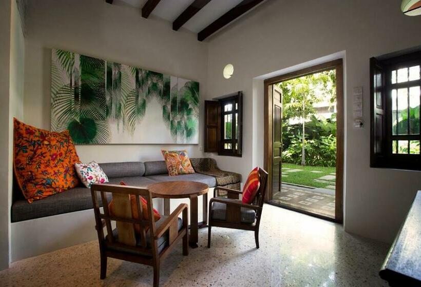 带大床的豪华间, Muntri Grove