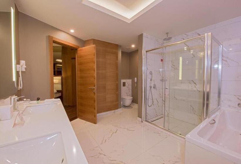 스위트 킹사이즈 침대, Ramada Plaza By Wyndham Konya