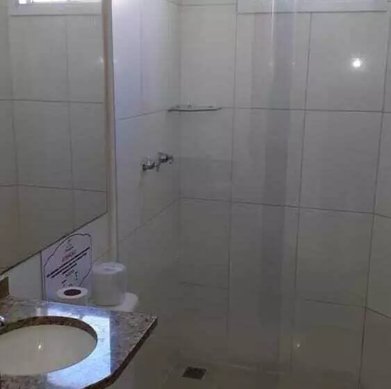 Standard Kolmen Hengen Huone, Araçari