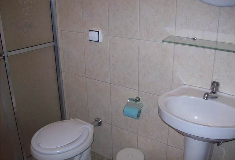 חדר סטנדרט לשלושה, Sara