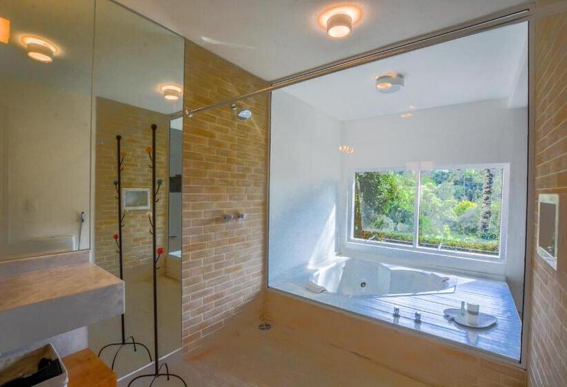 בקתת חדר, Roots Resort