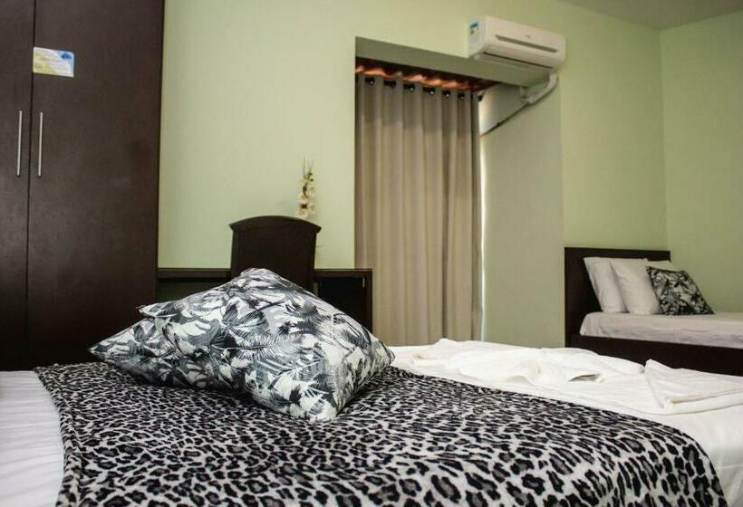 豪华三人间, Riviera Palace