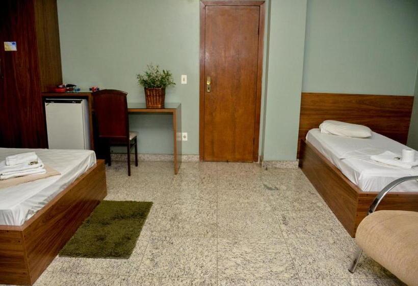 标准三人间, Riviera Palace