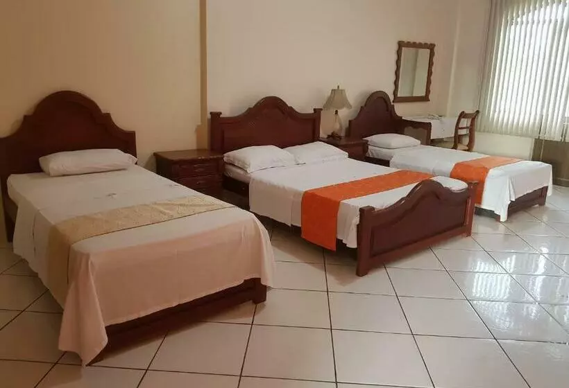 3 Bett Klassisches Zimmer, Takana