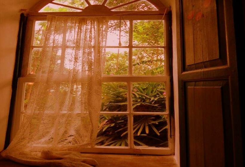 اتاق اکونومی, Pouso Das Glicínias   B&b