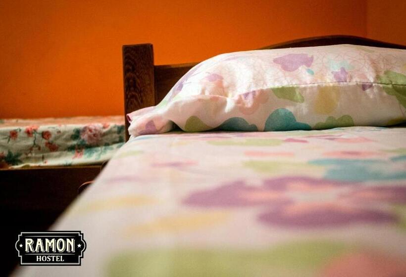 ルームシェアのワンベッド, Ramon Hostel Bar