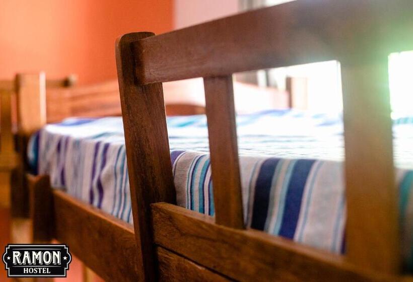ルームシェアのワンベッド, Ramon Hostel Bar